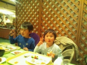 子供達の夕食の写真