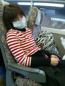 新幹線で寝ている写真