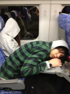 新幹線で水野谷君が寝てる写真